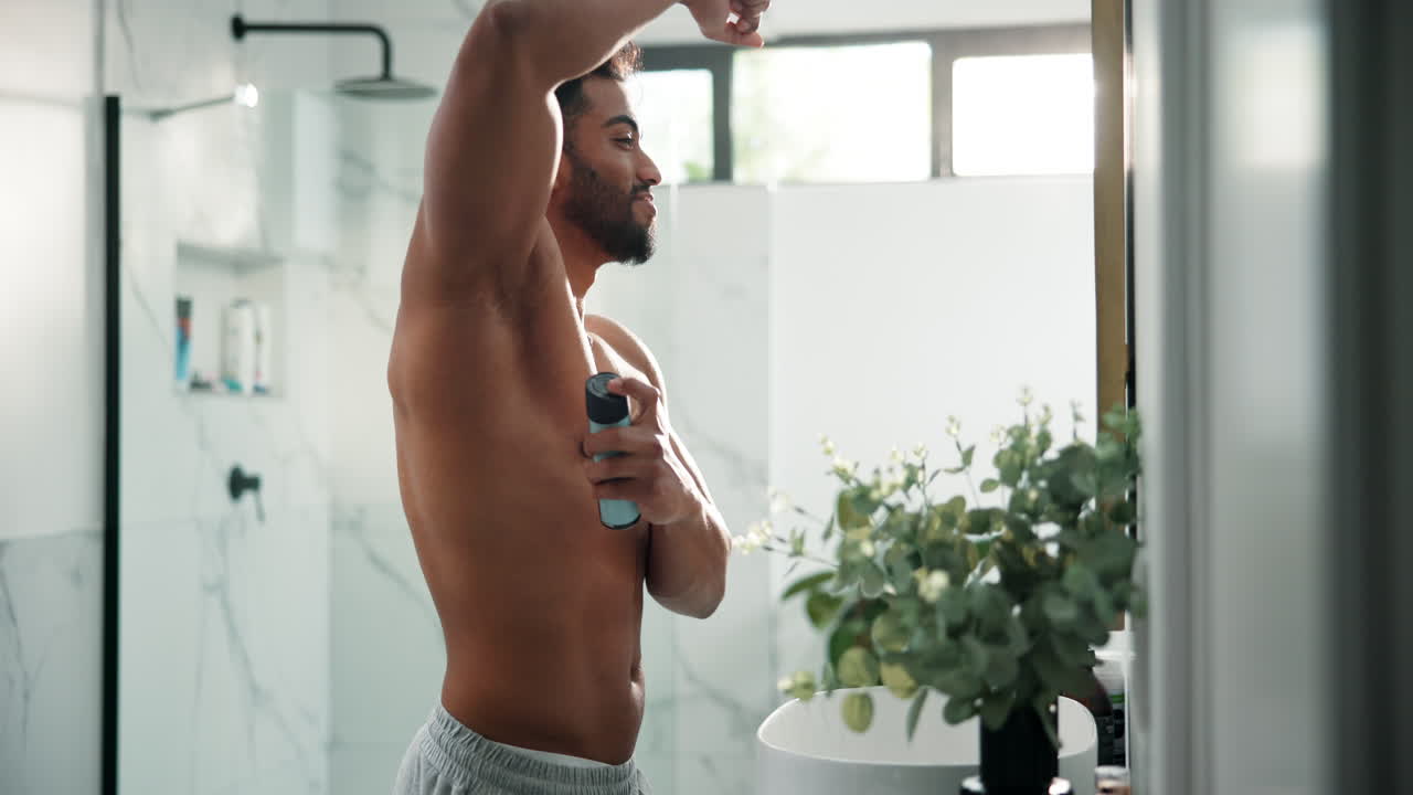 Uomo che si sistema in bagno
