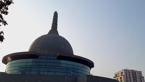 Buddha-Stupa-Mit-Strahlend-Blauem-Himmel-Am-Morgen-Aus-Flachem-Winkel.-Das-Video-Wurde-Am-15.-April-2022-Im-Buddha-Park-In-Patna,-Bihar,-Indien,-Aufgenommen