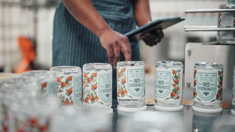 línea de producción de ginebra con control de calidad