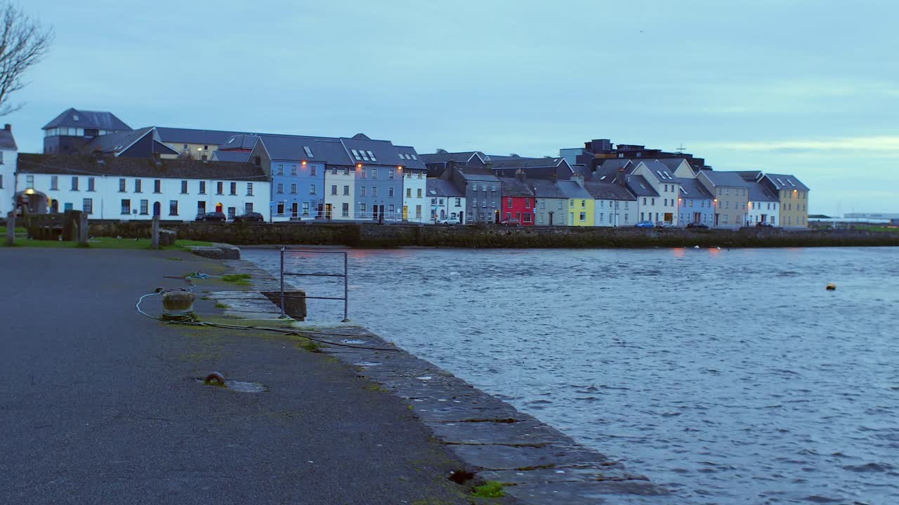 pov disparó deslizándose a través de la cuenca de claddagh con vistas pintorescas de "el largo paseo" en galway