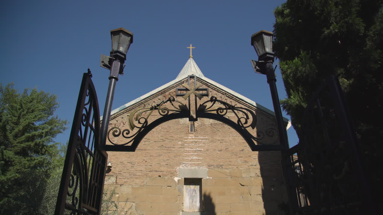 вид с нижнего ракурса на грузинскую православную церковь xii века в монастыре лурджи, или "голубой церкви", в тбилиси, грузия