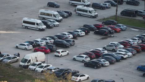 estacionamiento lleno de autos