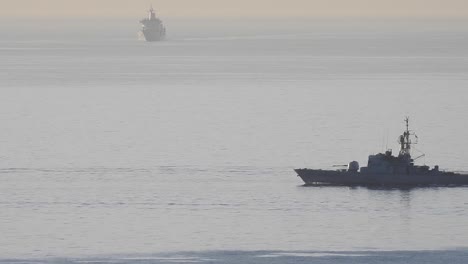 Buques-De-Guerra-Navegando-En-Bahía-Falsa