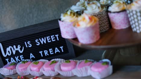 toma en cámara lenta de una mesa de postres en una recepción de bodas