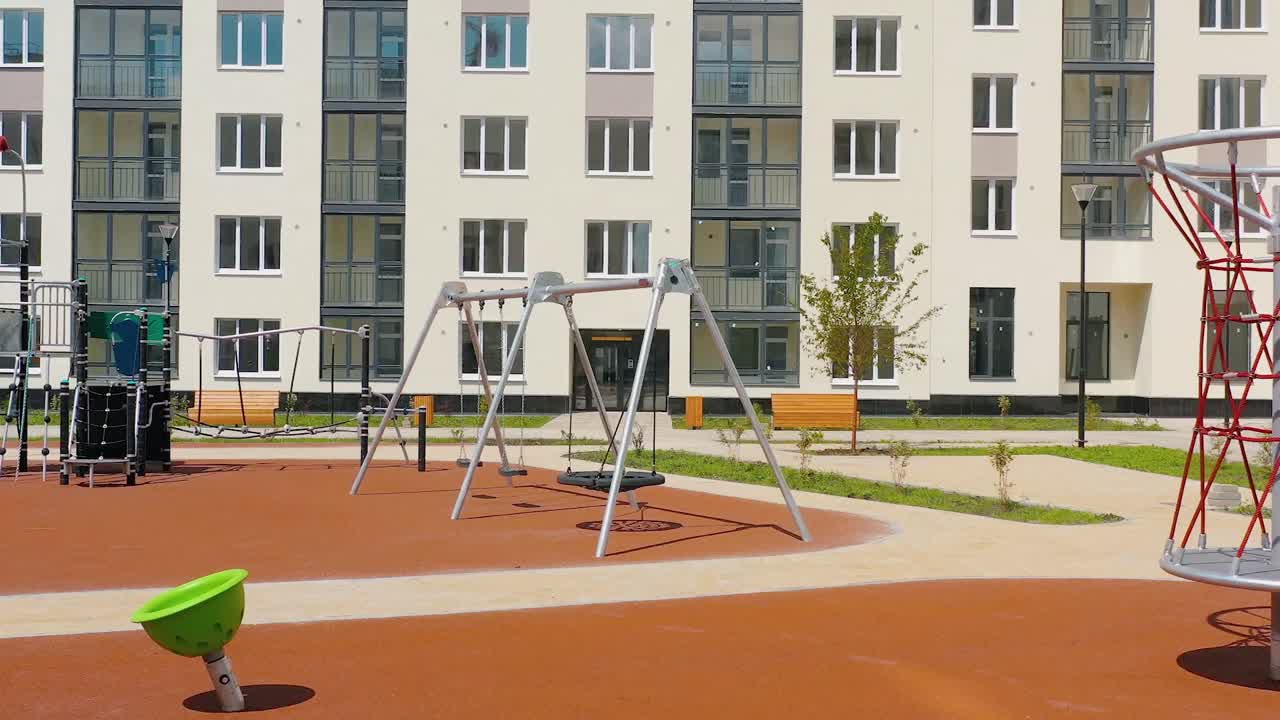 patio de recreo en un complejo de apartamentos