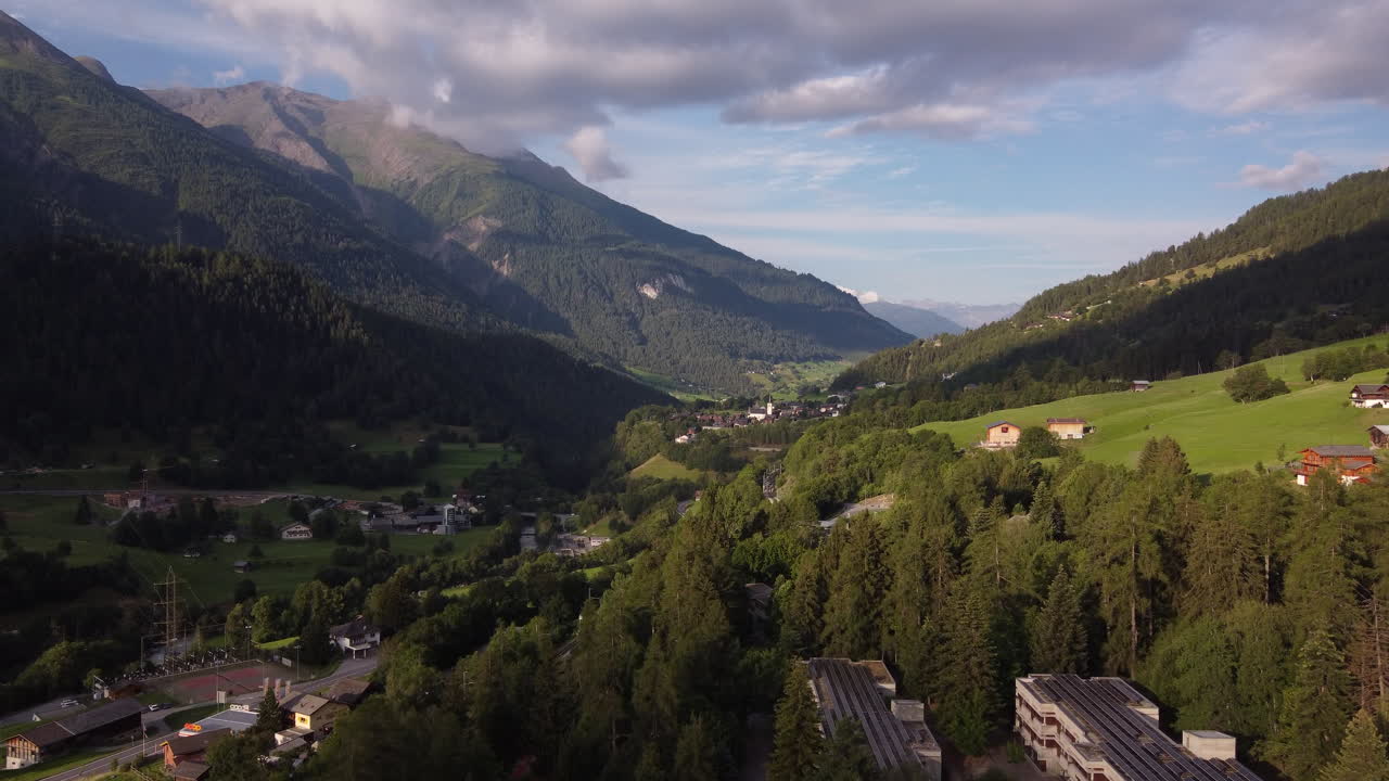vuelo sobre un valle boscoso en los alpes siwss