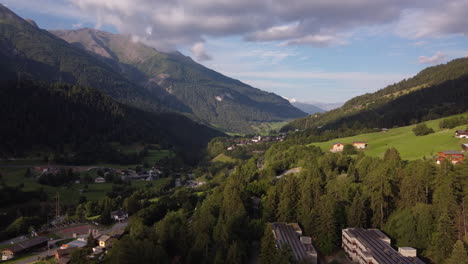 Flug-über-Ein-Bewaldetes-Tal-In-Den-Schweizer-Alpen