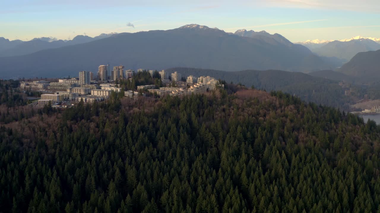 sfu escénica en la rica vegetación de la montaña de burnaby con vistas a las majestuosas cordilleras lejanas- burnaby, canadá