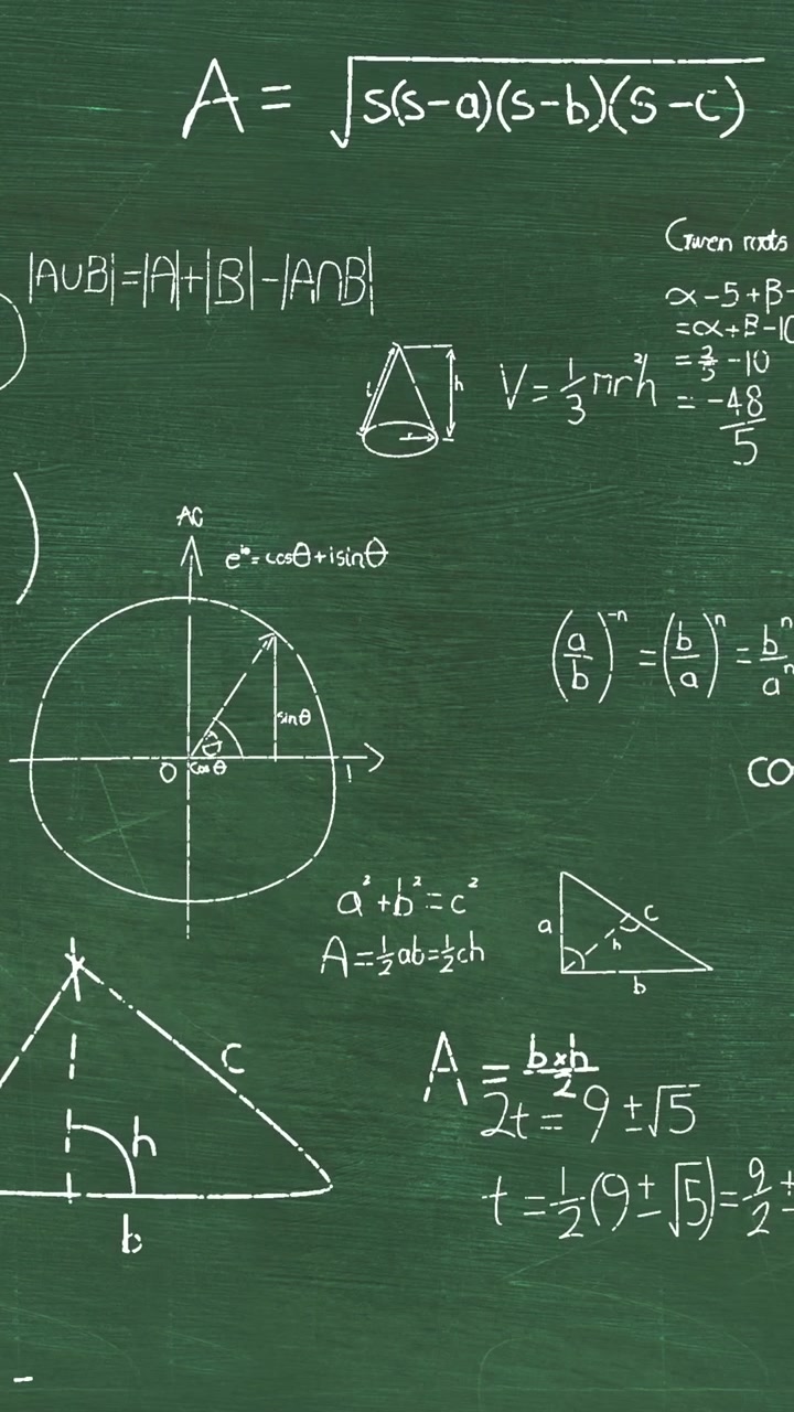 Calcoli matematici scritti con il gesso che si muovono su una lavagna verde 4k