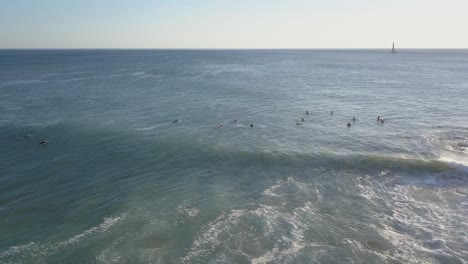 Luftdrohnenaufnahme-Eines-Surfers,-Der-Wartet-Und-Auf-Der-Perfekten-Welle-In-São-Pedro-In-Estoril-Surft