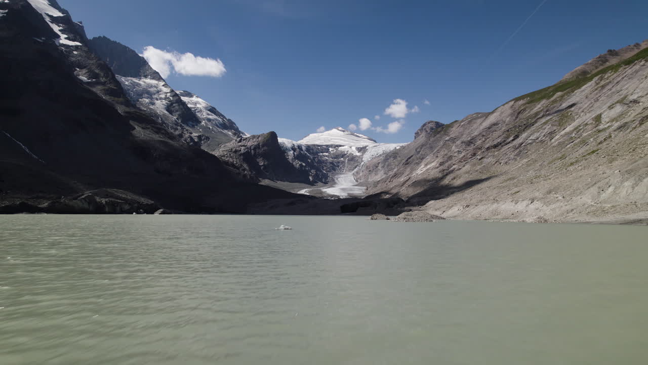 superficie de agua del lago alpino del glaciar pasterze de derretimiento más rápido al pie de la montaña grossglockner en los alpes austriacos