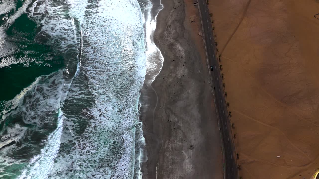 Spiaggia di Huayquique Cile Iquique edificio oceano mare traffico Tarapacá montagna drone vista zenitale giorno.