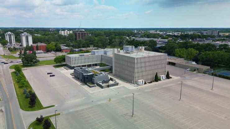 Vista aerea dell'edificio degli uffici aziendali di Enbridge Gas a Chatham-Kent, Ontario