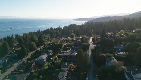 Los-Hermosos-Mares-Azules-Y-Los-árboles-Verdes-En-Una-Zona-Residencial-Del-Oeste-De-Vancouver