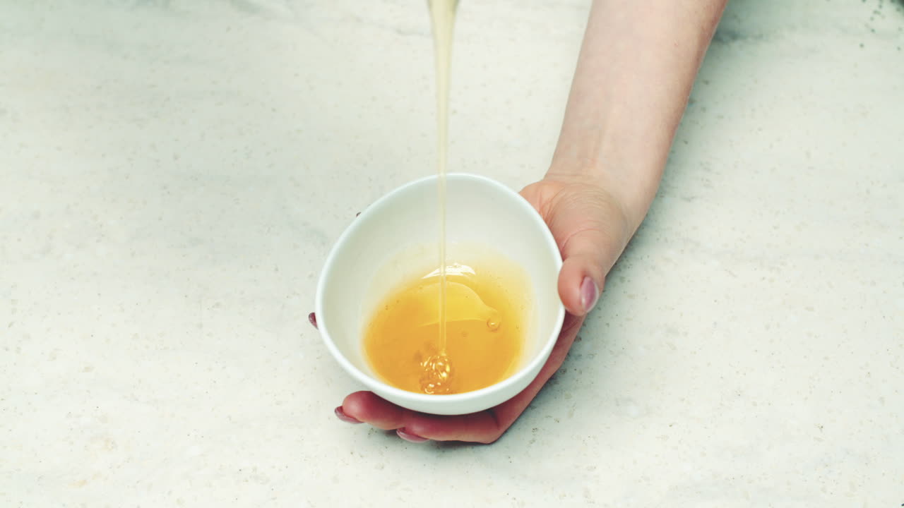 recoger la miel con la cuchara