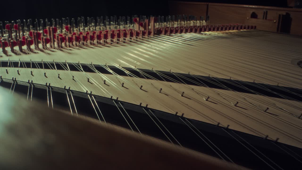 cuerpo de sonido del piano, la cámara se mueve hacia atrás a la izquierda, primer plano, cámara lenta, madera oscura, amarilla