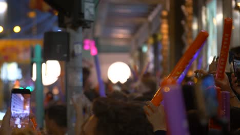 multitud en el desfile de año nuevo en hong kong