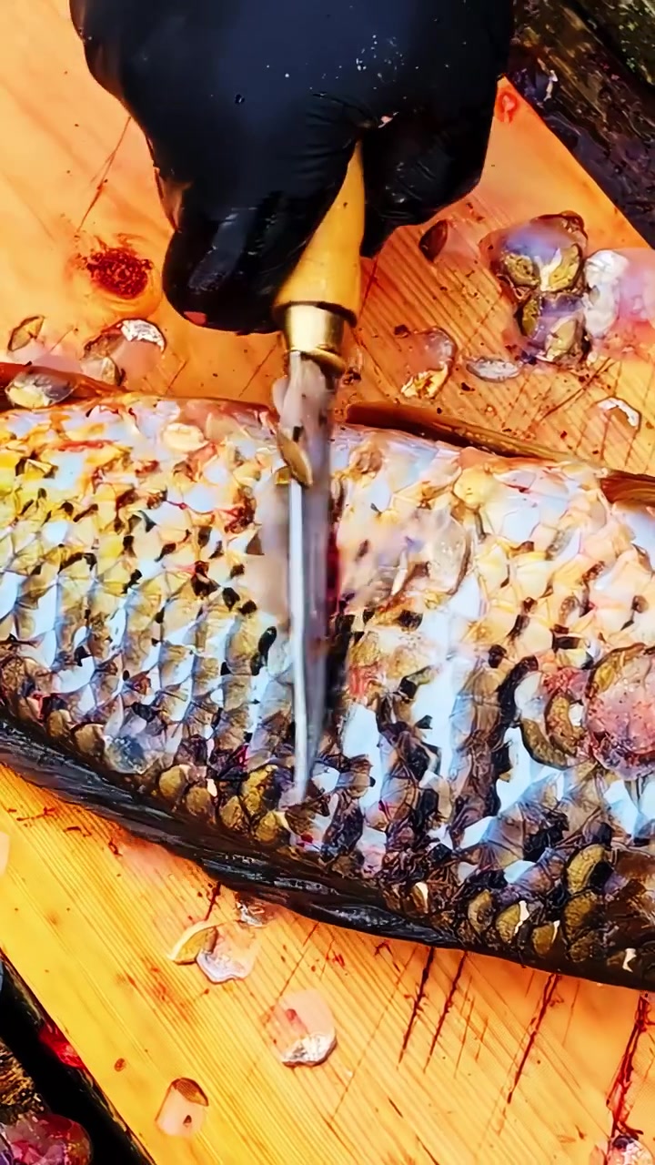 Pesce pulito e desquamato su un tagliere di legno, dettaglio vivido.