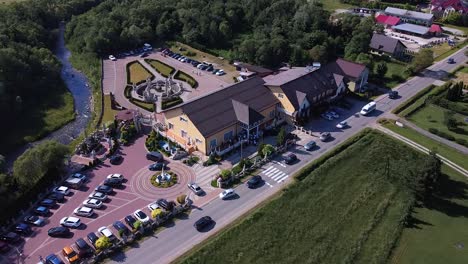 Flug-über-Den-Hochzeitssaal-Mit-Menschen,-Die-In-Das-Gebäude-Einsteigen,-Und-Autos,-Die-Auf-Den-Parkplatz-Fahren