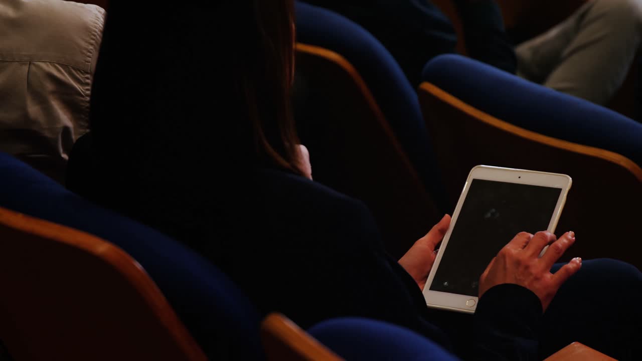 디지털 태블릿을 사용하여 비즈니스 미팅에 참여하는 비즈니스 임원