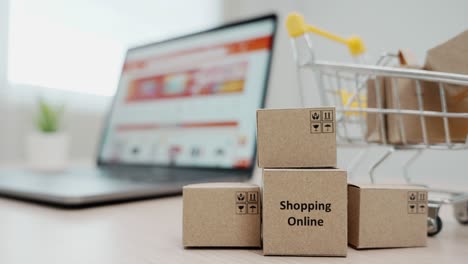 las compras en línea son una forma de comercio electrónico que permite a los consumidores comprar bienes directamente a los vendedores a través de internet.