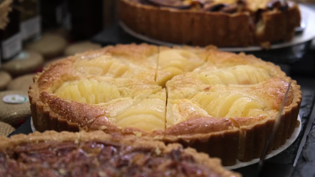 pastel de manzana caliente con corteza marrón colocado en un puesto de panadería durante el mercado de alimentos en londres