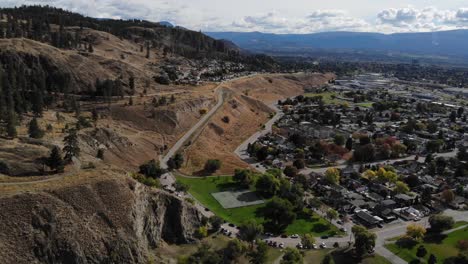 antena de drones sobre el parque residencial de kelowna, canadá, y la montaña knox