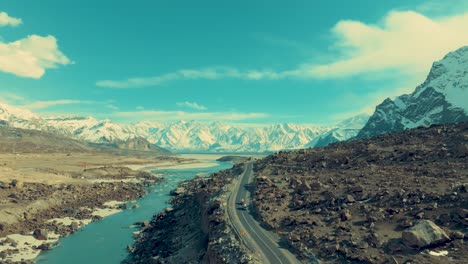 Weitwinkelaufnahme-Von-Autobahnen,-Die-Zu-Einer-Schneebedeckten-Bergkette-Im-Hintergrund-In-Skardu,-Pakistan-Führen