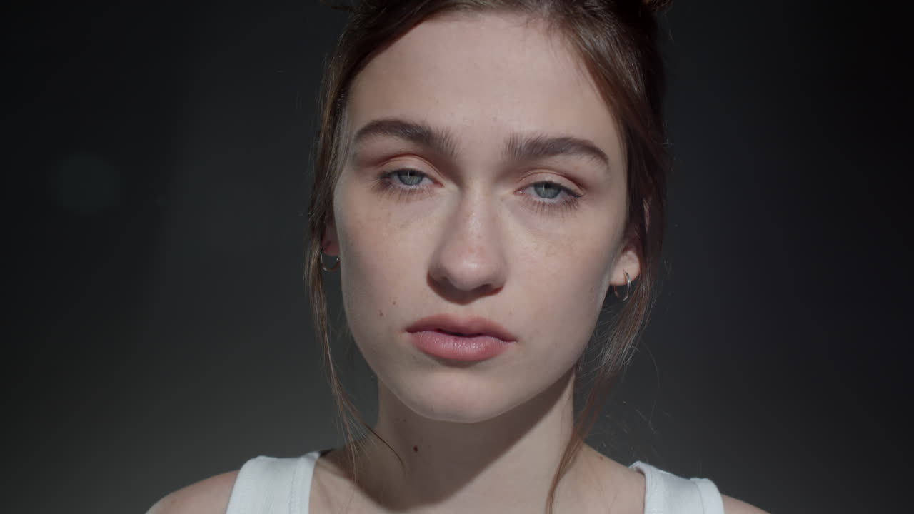 메이크업 없이 아름다운 젊은 여성의 초상화