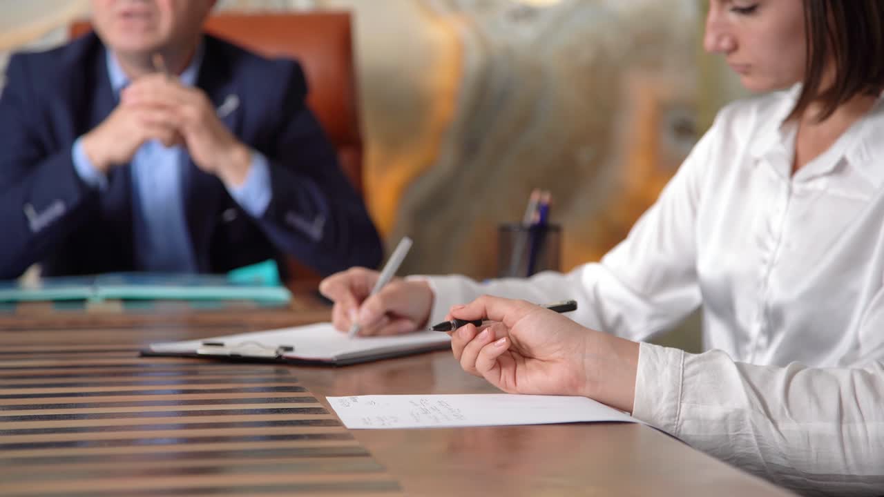 Riunione tra capo e dipendenti