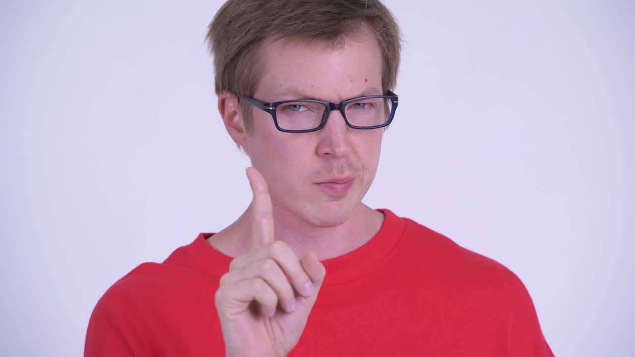 젊은 잘생긴 남자의 스튜디오 촬영