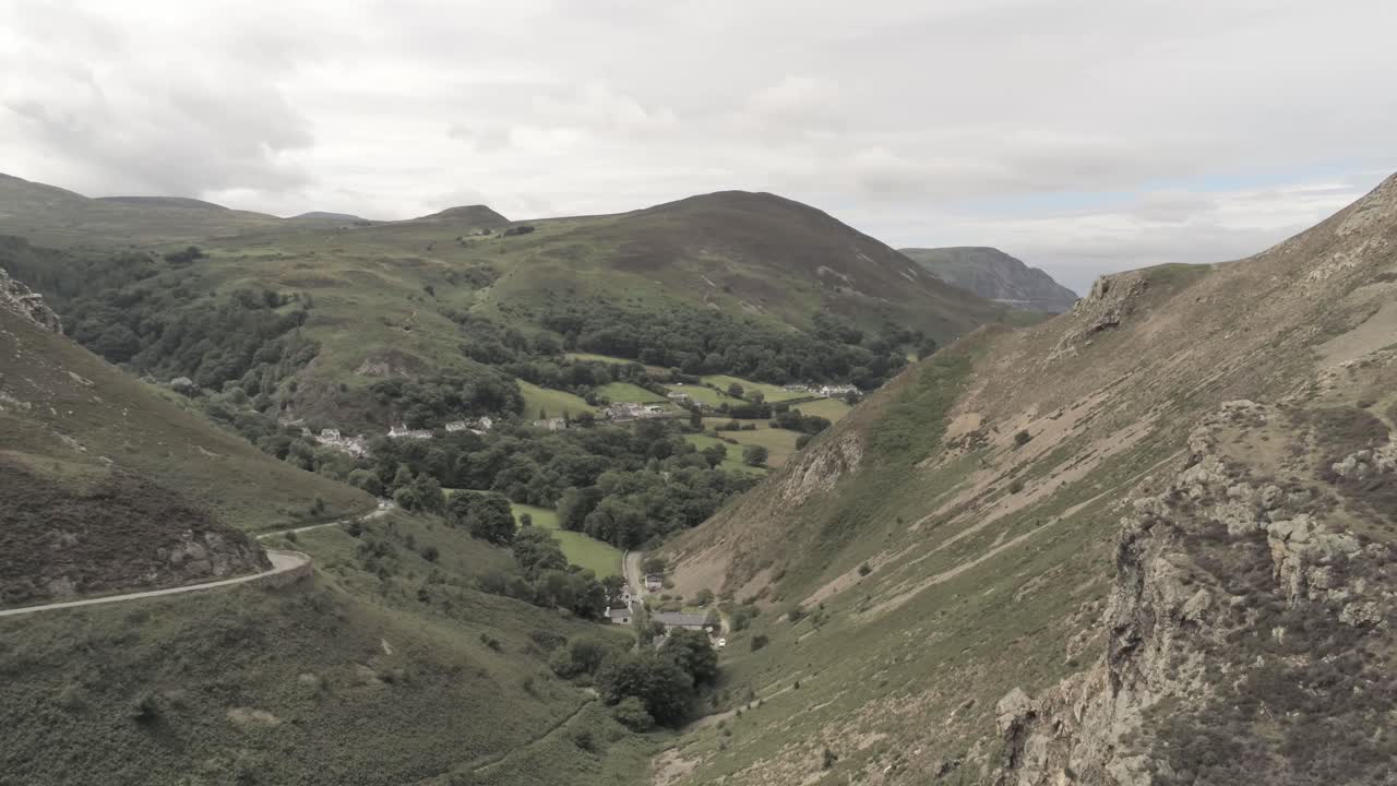 capelulo penmaenmawr montaña galesa valle costero vista aérea norte de gales descender lento derecho