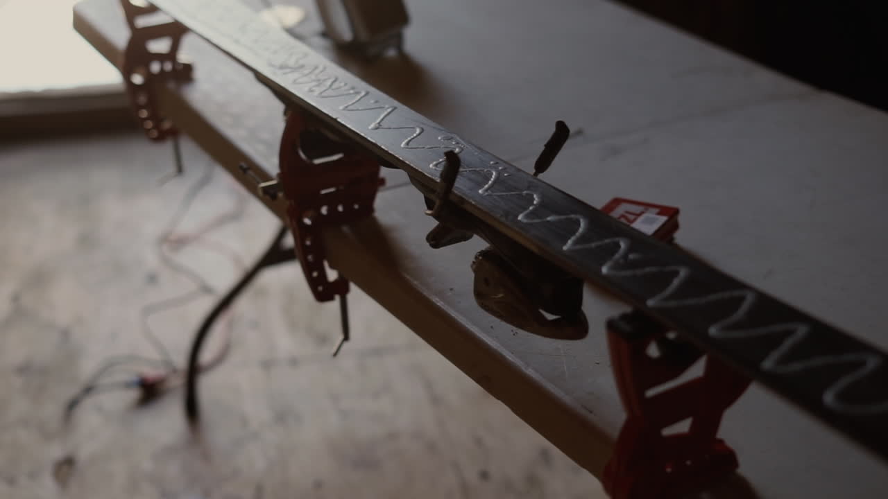 la cámara se mueve lentamente para mostrar la cera que se ha derramado sobre el esquí