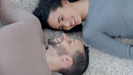 vista de arriba, amor o pareja feliz en el suelo