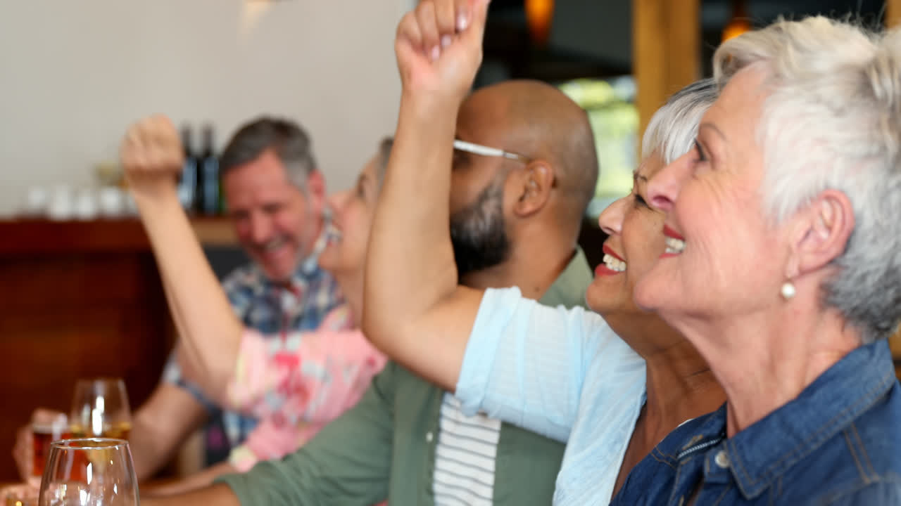 amigos emocionados animando mientras beben 4k