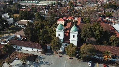 Fachada-Principal-Y-Dos-Torres-Cuadradas-De-La-Iglesia-Colonial-De-Los-Dominicos-En-Las-Condes,-Santiago-De-Chile