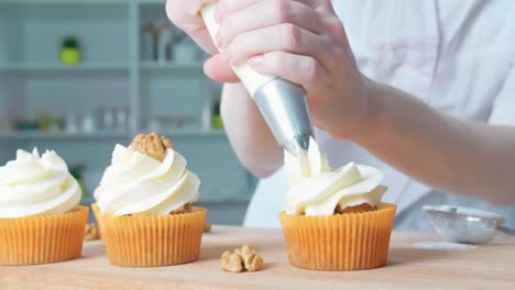 cupcake decorating