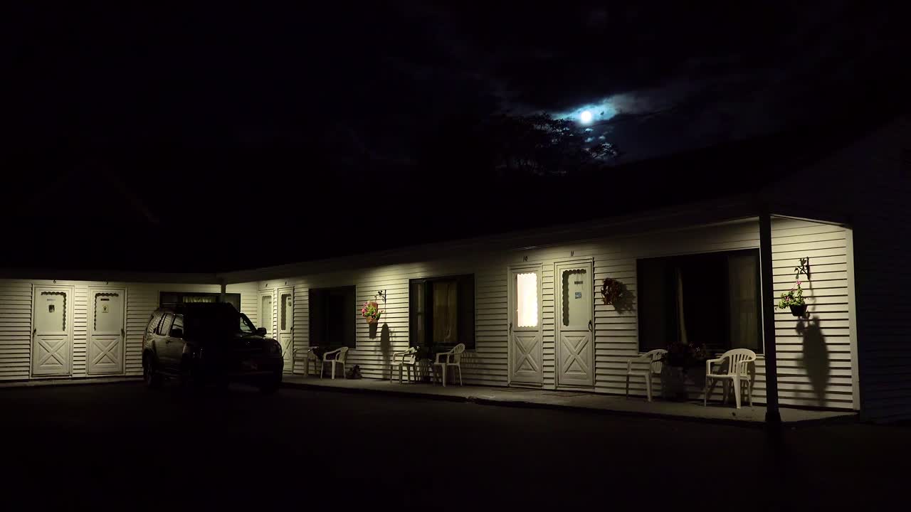 Plan d'établissement d'un motel en bord de route sous une pleine lune la nuit 2.