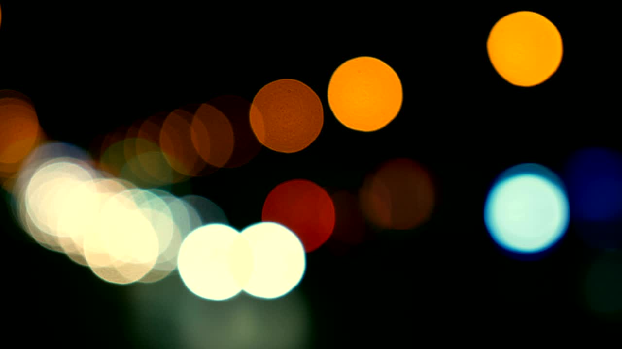 luces desenfocadas calle de los ángeles resumen. fondo borroso de la ciudad. círculos de bokeh en movimiento del tráfico nocturno.