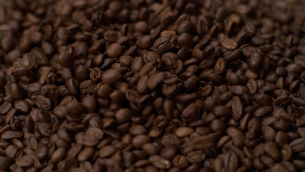 los granos de café cayendo uno sobre el otro en súper cámara lenta