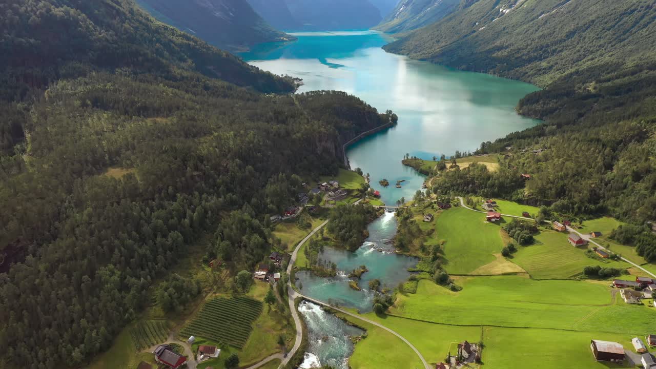 la hermosa naturaleza de noruega paisaje natural. imágenes aéreas del lago lovatnet y el valle de lodal.