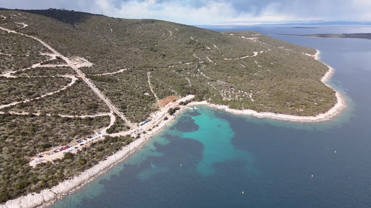 Vista panorâmica da costa e floresta de Uvala Mrtvaska, Mar Adriático, Ilha de Cres.