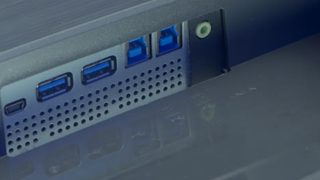 panel trasero del monitor con puertos
