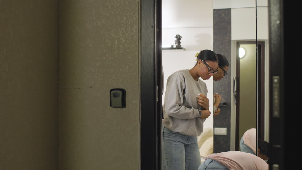 방에 들어오는 여성