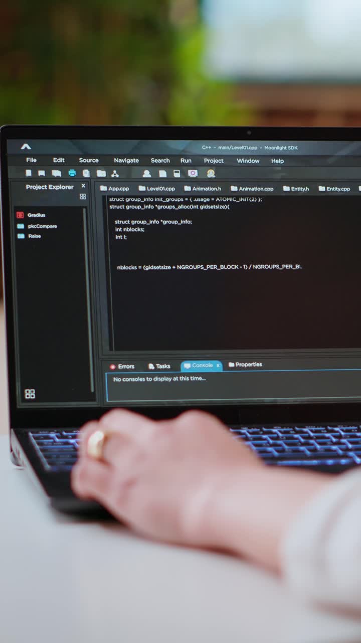 Vídeo vertical Una programadora asiática trabaja en un software de codificación en una oficina en casa