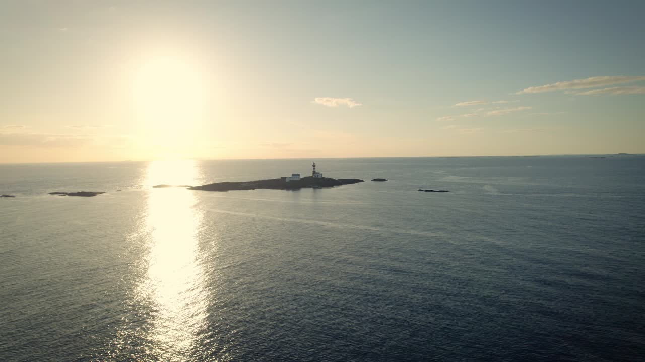 노르웨이 로갈란드 의 섬 에 있는 페이스테인 등대 에서 해가 지는 것