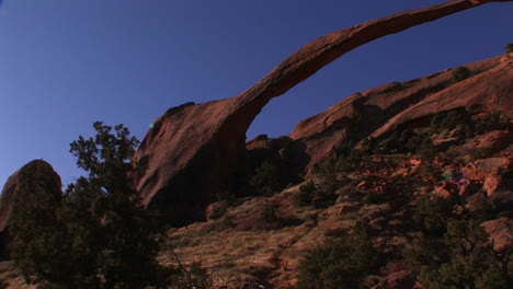 Der-Schöne-Zarte-Bogen-Erstreckt-Sich-über-Den-Utah&#39;s-Arches-National-Park