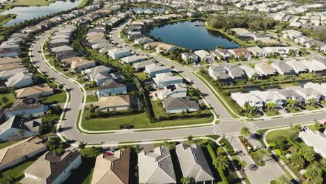 aerial de un vecindario soleado de los suburbios de florida en un clima tropical