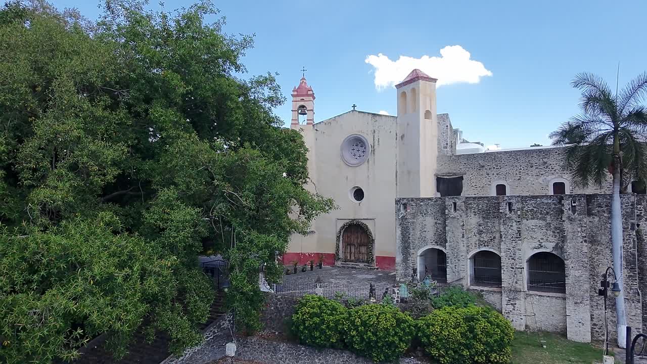 dynamic image opening on a monumental complex with its church and its plaza in Mexico
