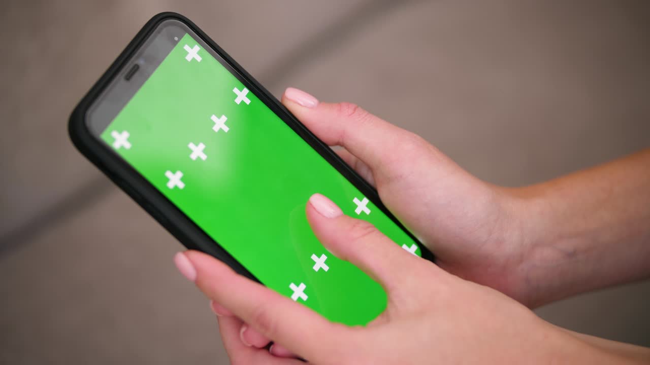 fotos de cerca de los dedos femeninos deslizar hacia la izquierda y la derecha en la aplicación de pantalla verde